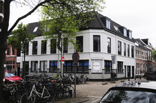 904170 Gezicht op het Gezondheidscentrum Panda (Bekkerstraat 118) te Utrecht, op de hoek met de Zandhofsestraat (links).